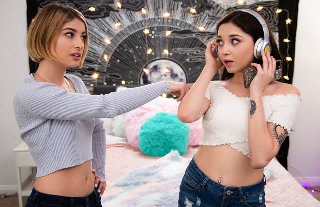 Сестрички лижутся в позе 69, обменивая ценным сексуальным опытом